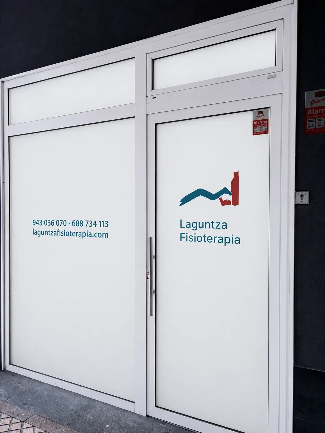 Laguntza Fisioterapiaren sarrera, atea, logotipoa eta harremanetarako datuekin, Urnietan