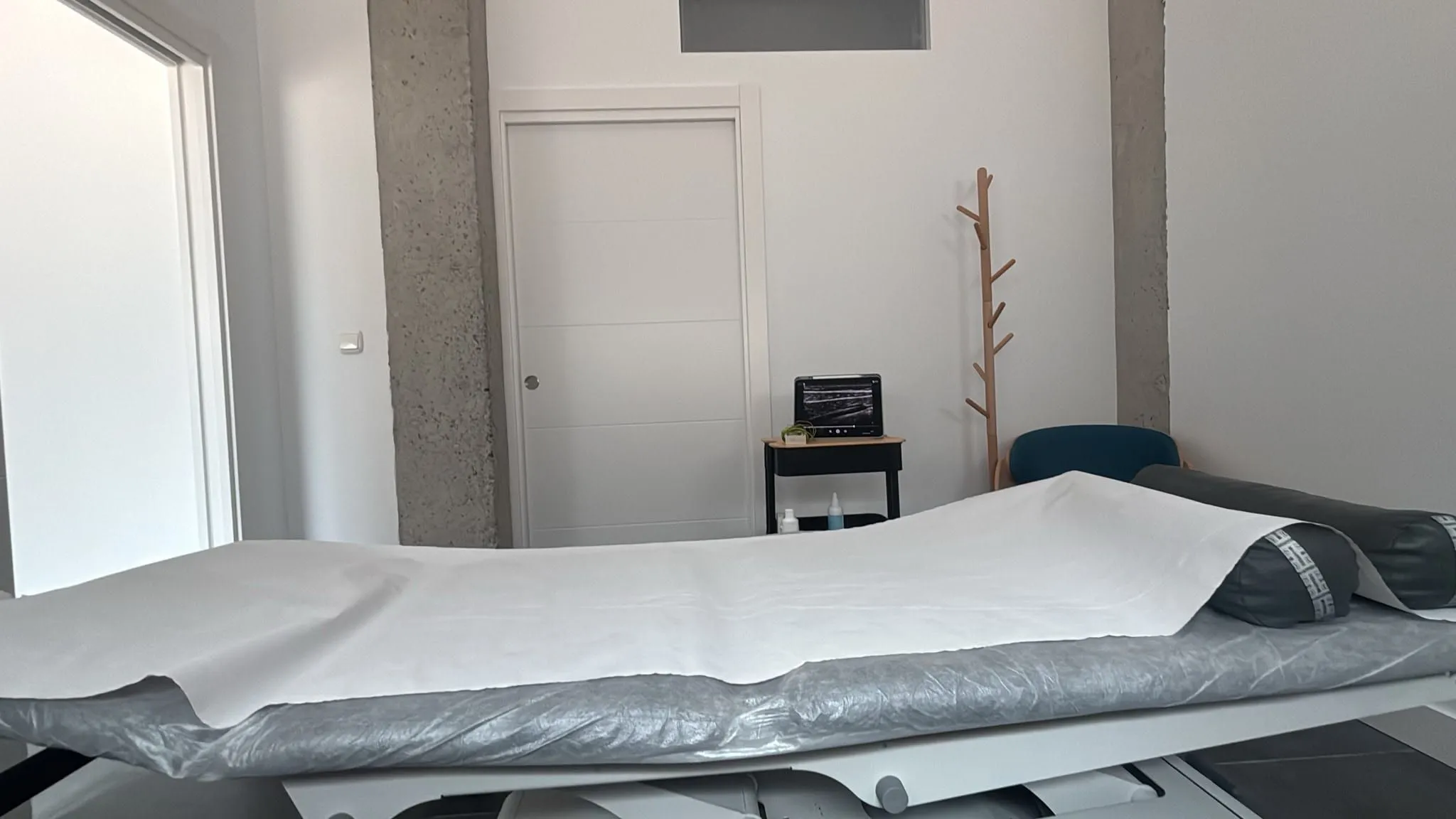 Laguntza Fisioterapiaren tratamendu gela nagusia, ohatilarekin, Urnietan
